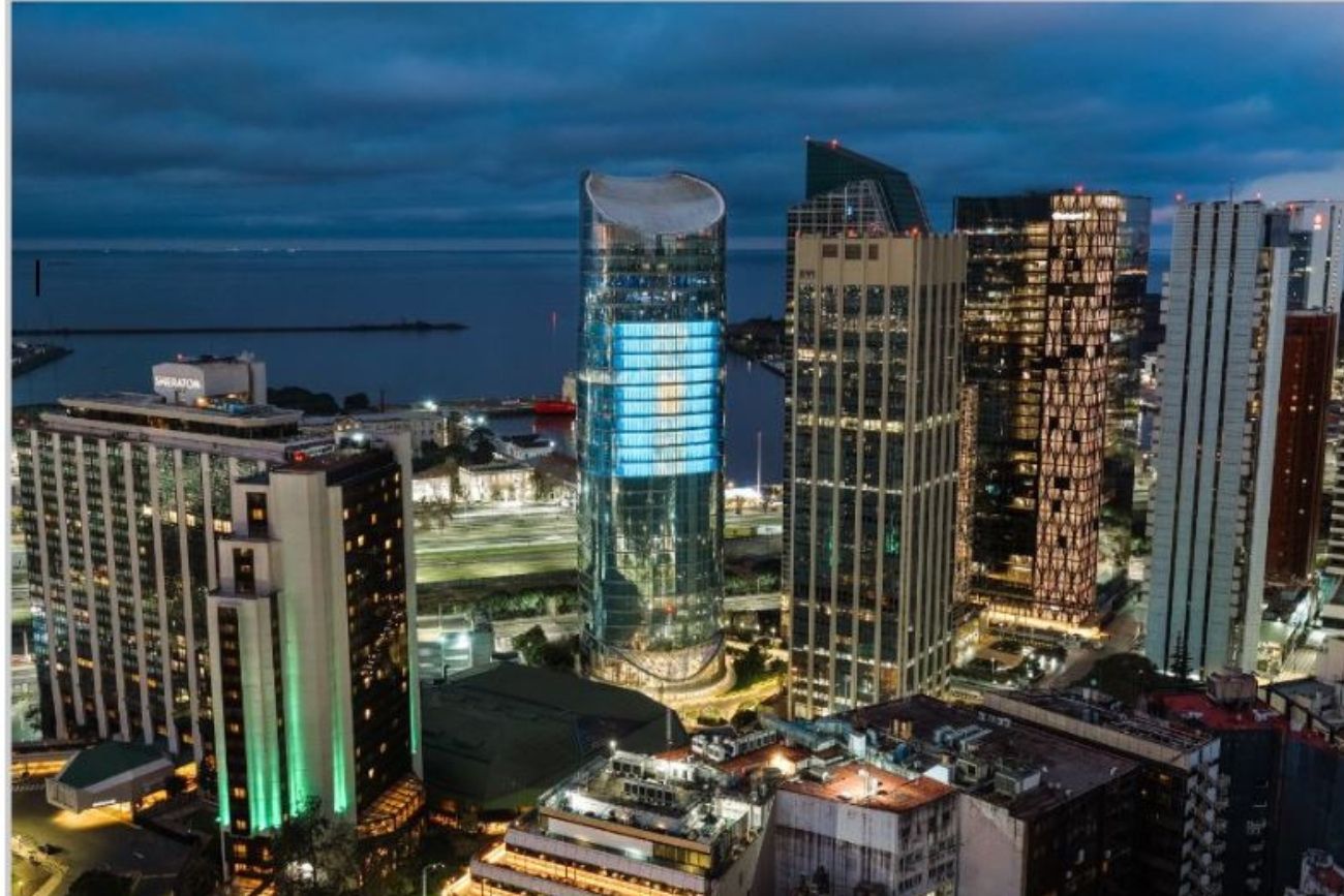 Con 130 metros de altura, el edificio corporativo se transformó en uno de los puntos más llamativos para quienes transitan por el centro porteño.