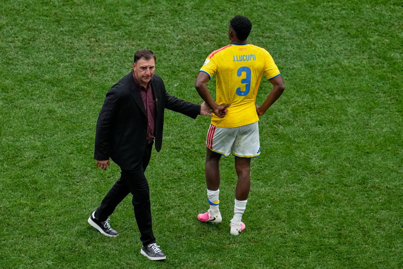 Néstor Lorenzo, el DT argentino de Colombia, lamentó la falta de contundencia del seleccionado en la eliminación ante Suiza. (AP)