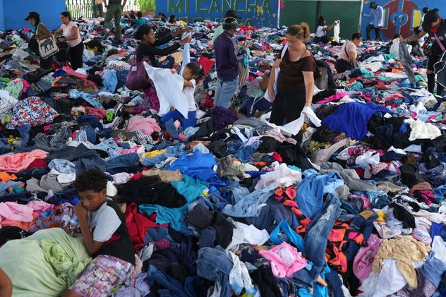 La gente elije ropa donada a los afectados por los terremotos en un complejo deportivo de La Guaira (Ariana Cubillos).
