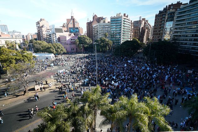 Secuencia de los festejos en el Patio Olmos por el pase de Argentina a cuartos de final del Mundial 2026.