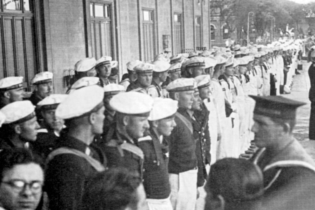 Imágenes históricas de marinos del acorazado alemán Graf Spee ya en Argentina.