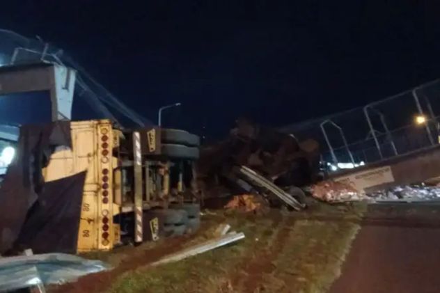 Tragedia en la ruta 16: murió un camionero tras chocar y derribar un puente peatonal