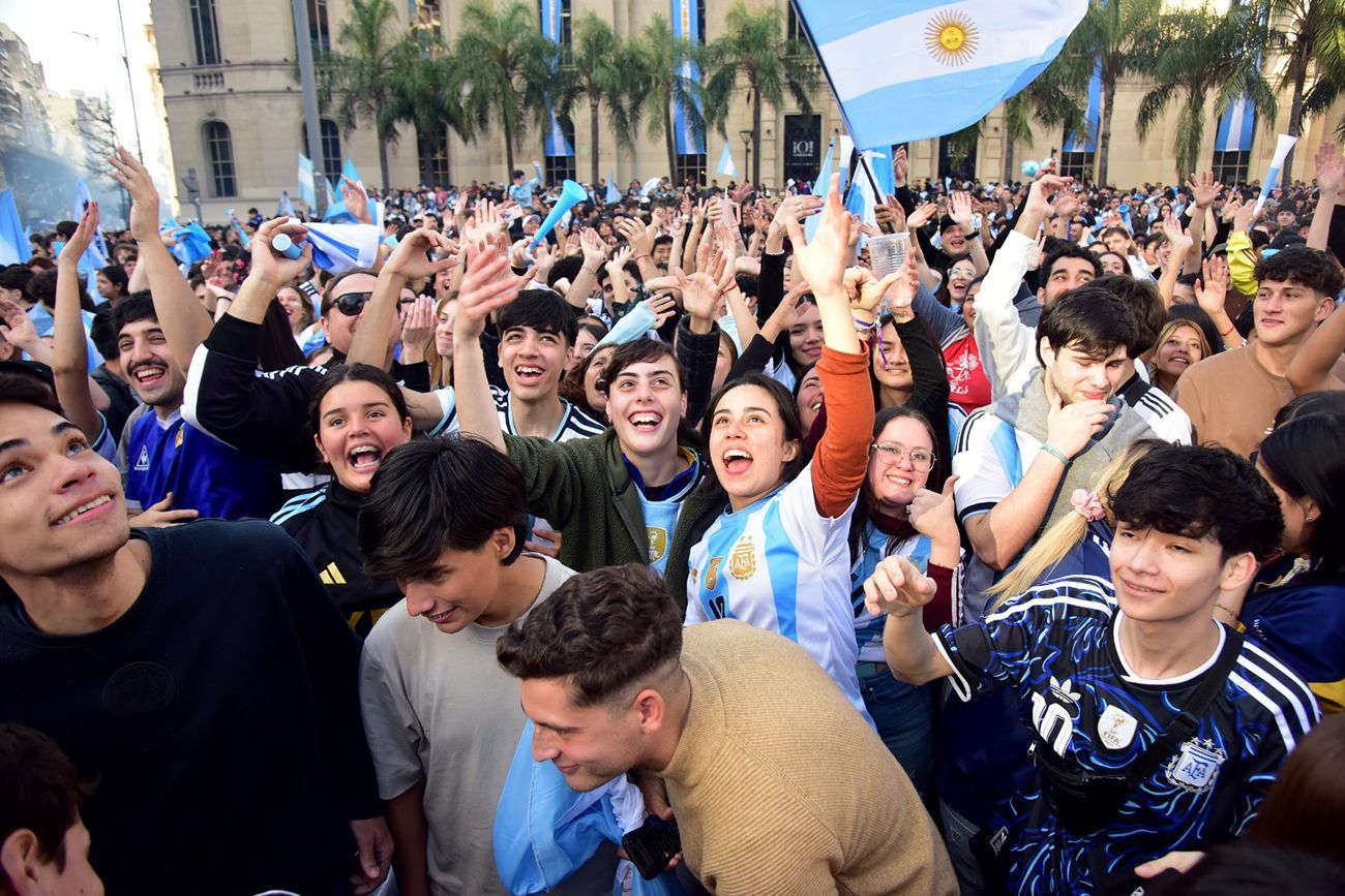 Festejos en el Patio Olmos por el pase de Argentina a cuartos de final del Mundial 2026.