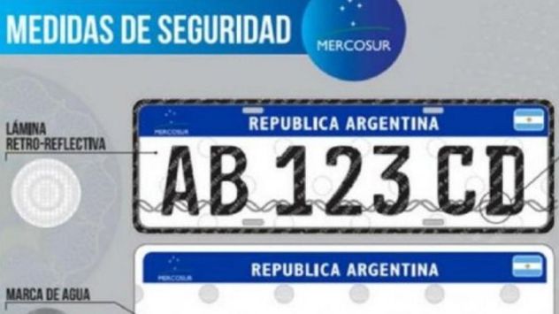 Desde 2016, Argentina utiliza el sistema de patente del Mercosur, compuesto por cuatro letras y tres números.