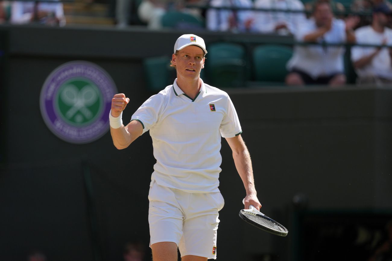 El italiano Jannik Sinner, número uno del mundo, avanzó a semifinales de Wimbledon, torneo en el que defiende el título.