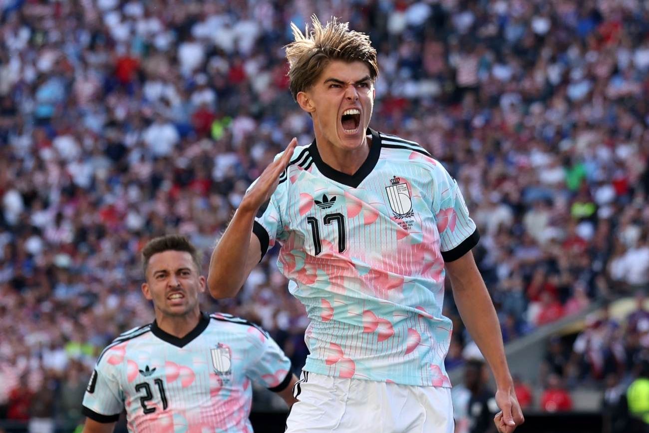 Charles De Ketelaere (17) de Bélgica celebra tras marcar el primer gol de su equipo durante el partido de octavos de final de la Copa Mundial de Fútbol entre Estados Unidos y Bélgica en Seattle, el lunes 6 de julio de 2026. 