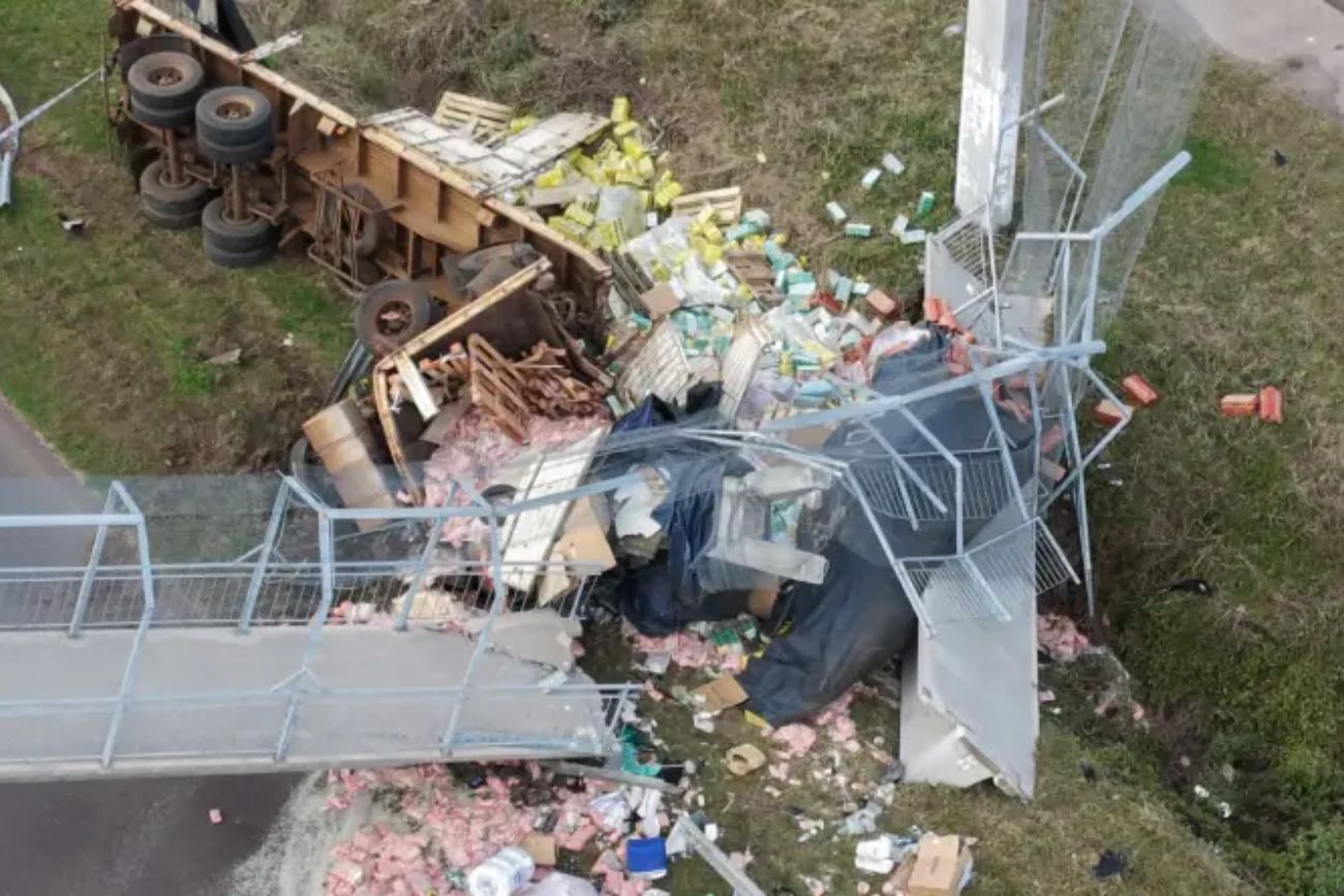 Tragedia en la ruta 16: murió un camionero tras chocar y derribar un puente peatonal