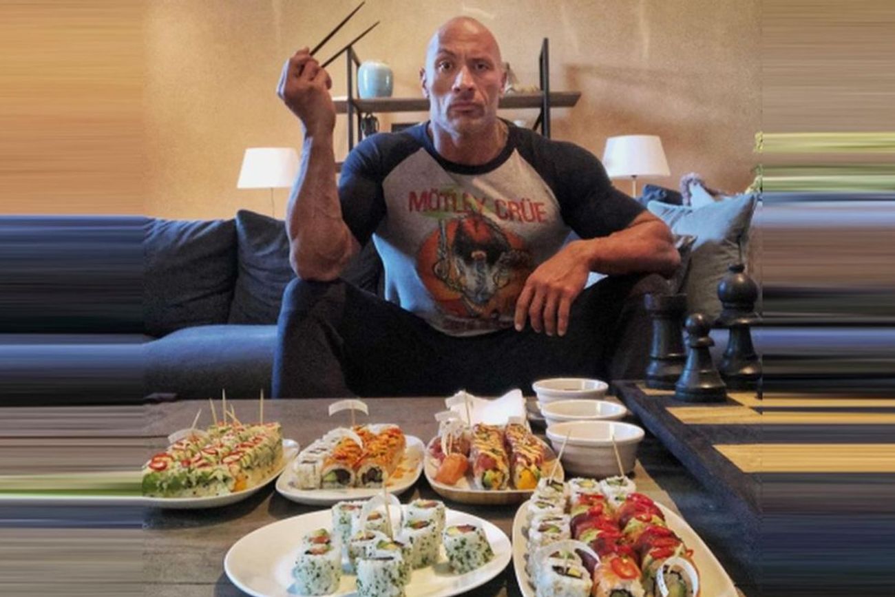 Dwayne Johnson compartió el desayuno con el que alimenta su exigente rutina de entrenamiento y volvió a generar repercusión entre sus millones de seguidores.