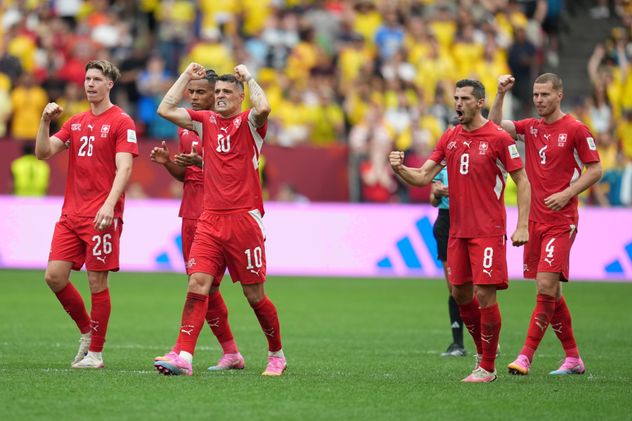 Con la "10", Granit Xhaka figura de Suiza. (AP)