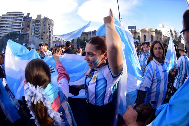 Festejos en el Patio Olmos por el pase de Argentina a cuartos de final del Mundial 2026.