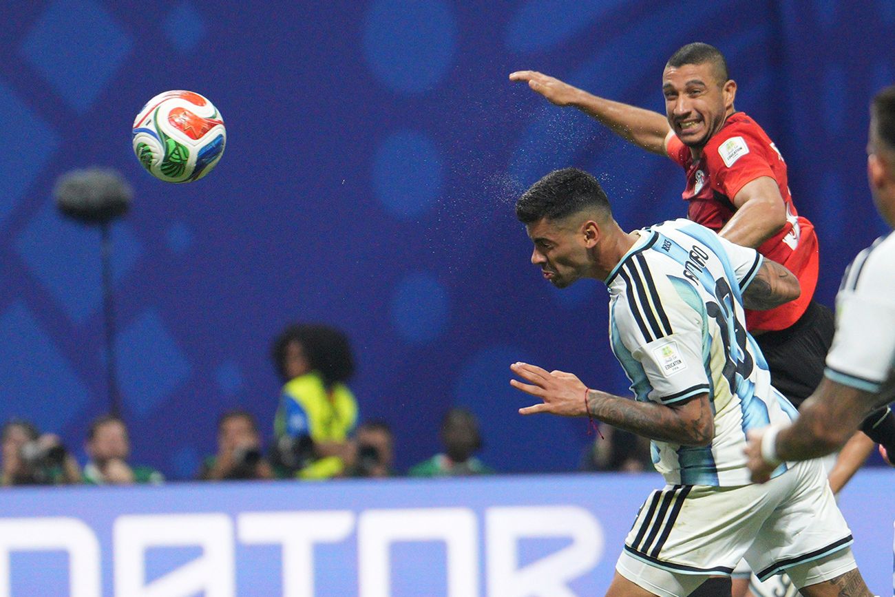 Cuti Romero anotando con Argentina ante Egipto.