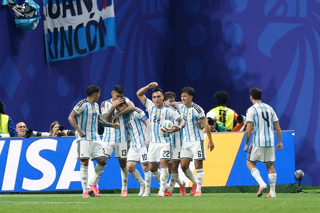 Lionel Messi marca el segundo gol de Argentina durante el partido de octavos de final frente a Egipto.