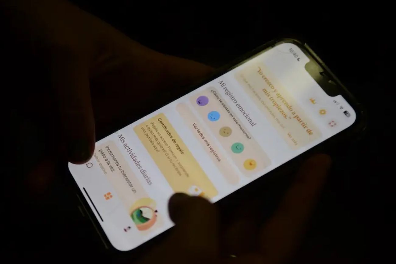 Cada vez más personas acuden acuden a chatbots que ofrecen apoyo emocional.
