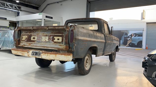 La Ford F100 de 1969 antes de ser restaurada.