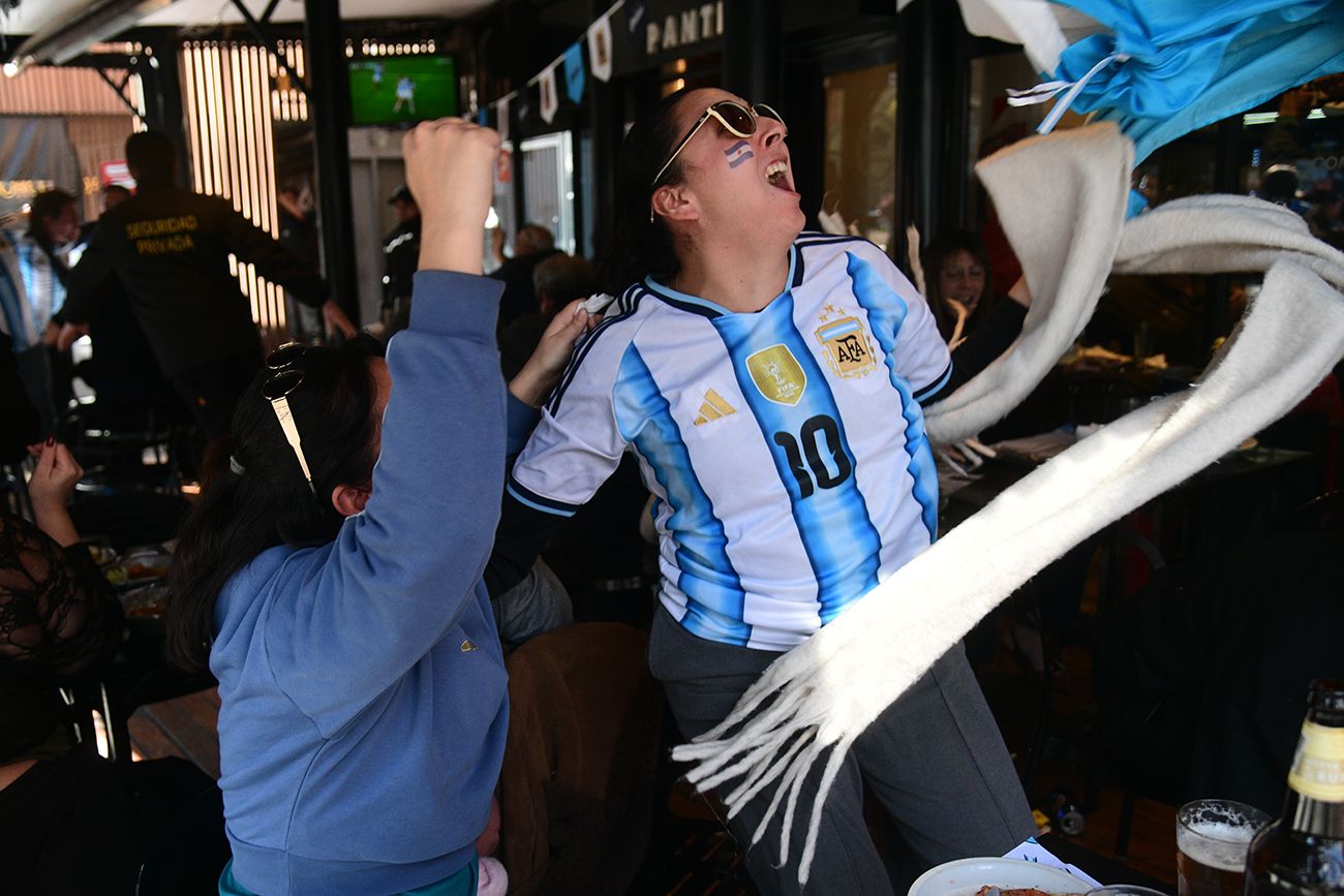 Festejos. La selección argentina lo dio vuelta y está en cuartos de final.
