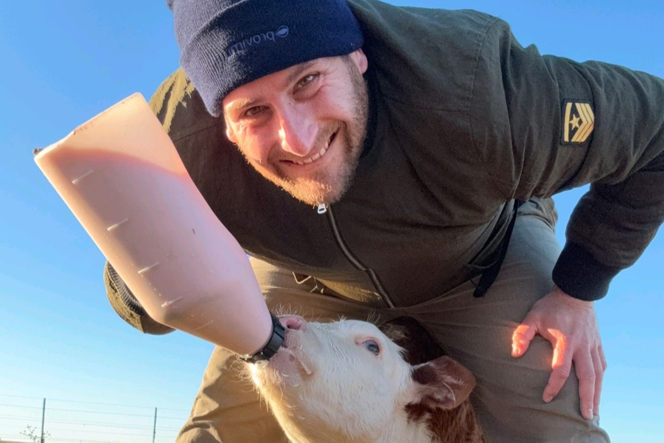 Gastón Britos, el veterinario que se hizo viral, junto a la compañera de sus más vistas historias en redes: la ternera Raquelita. 