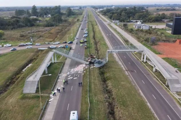 Tragedia en la ruta 16: murió un camionero tras chocar y derribar un puente peatonal