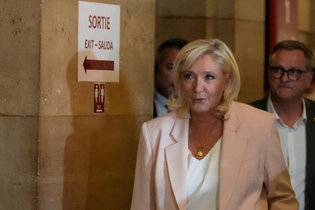 La líder ultraderechista Marine Le Pen llega a la sala del tribunal para escuchar el veredicto de su juicio de apelación, en París, Francia, el martes 7 de julio de 2026. 
