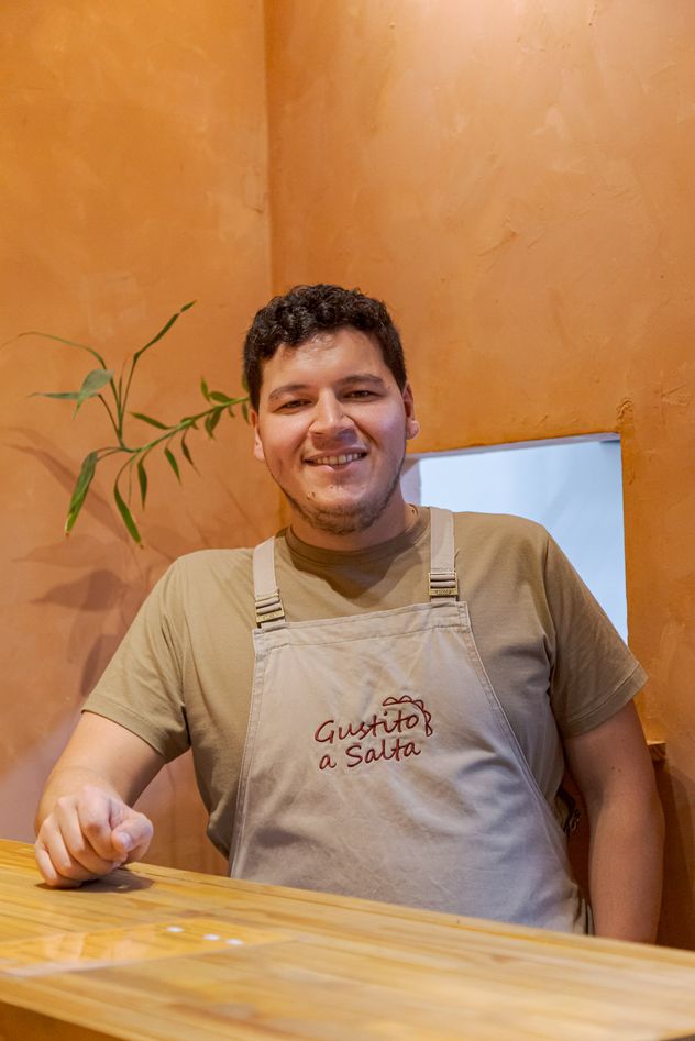 Tomás Adad, salteño que destaca por sus empanadas en Córdoba.