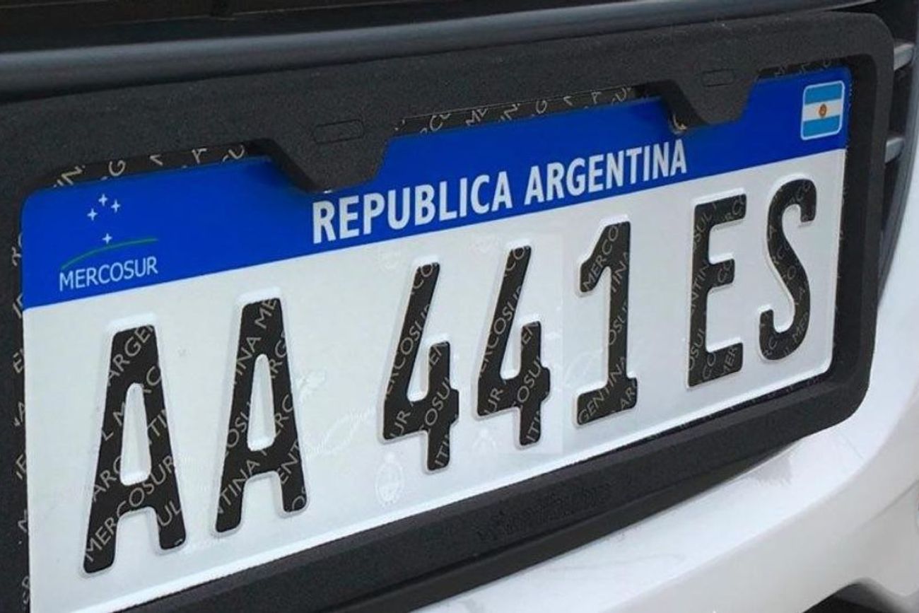 Desde 2016, Argentina utiliza el sistema de patente del Mercosur, compuesto por cuatro letras y tres números.