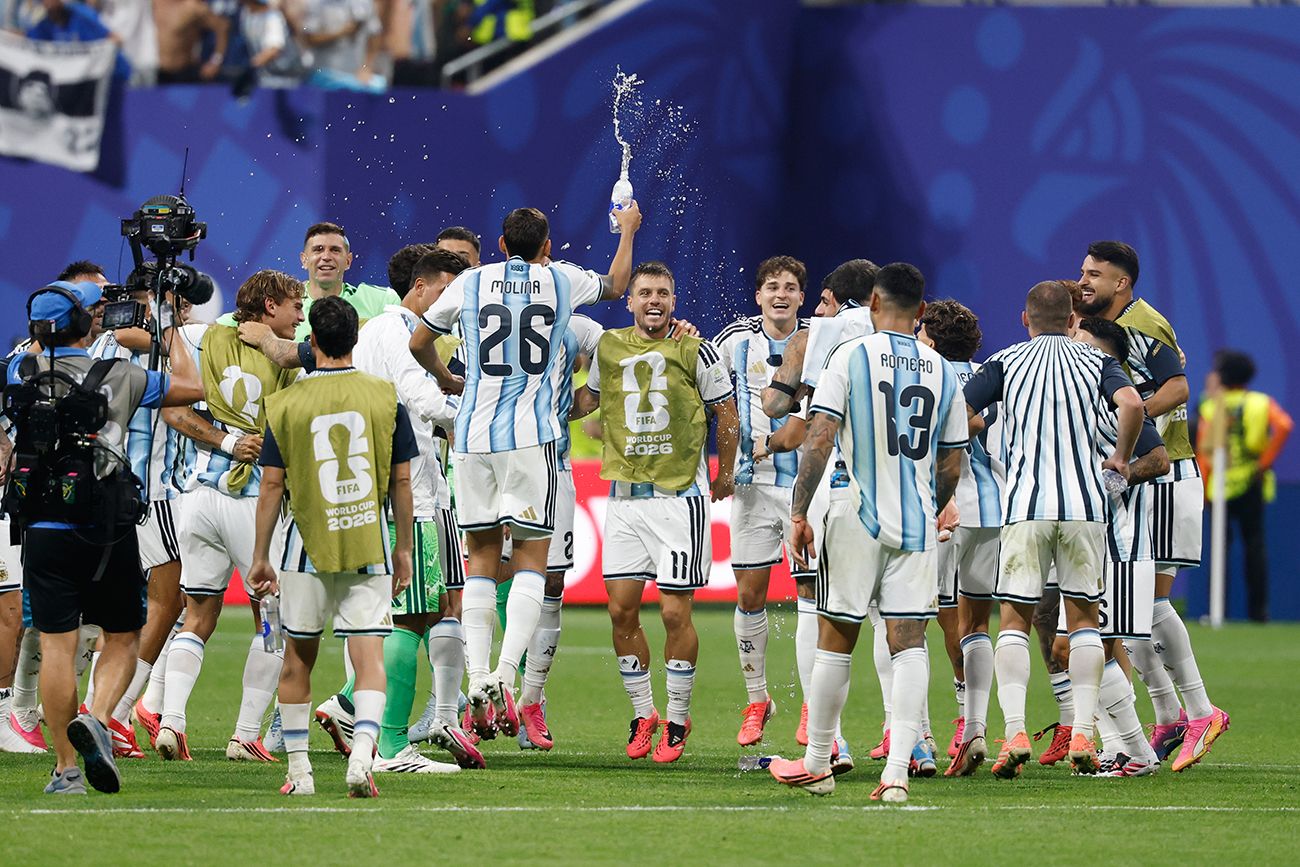 La selección argentina festeja su pase a cuartos de final del Mundial 2026.
