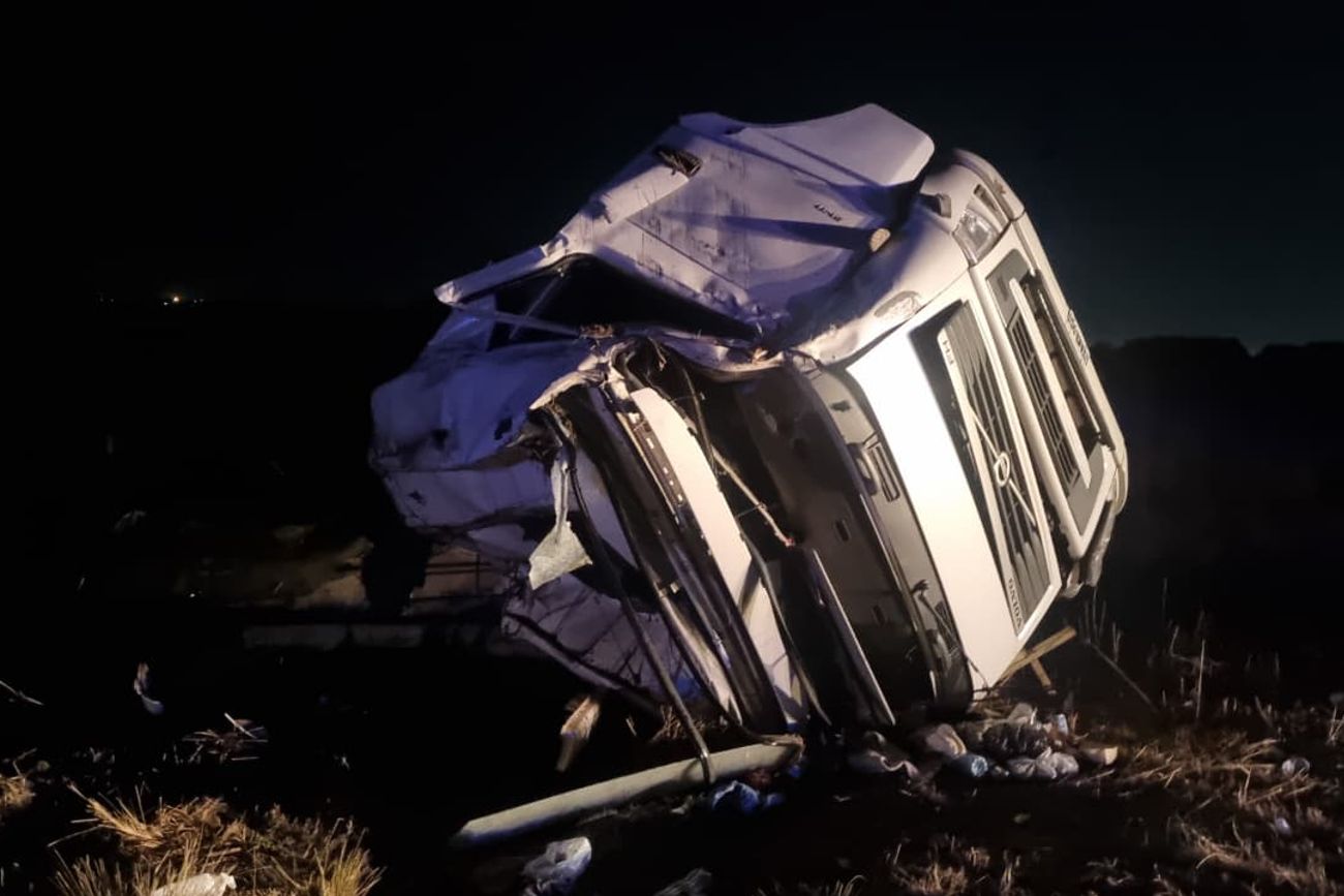 El camionero volcó y resultó lesionado. (Policía)