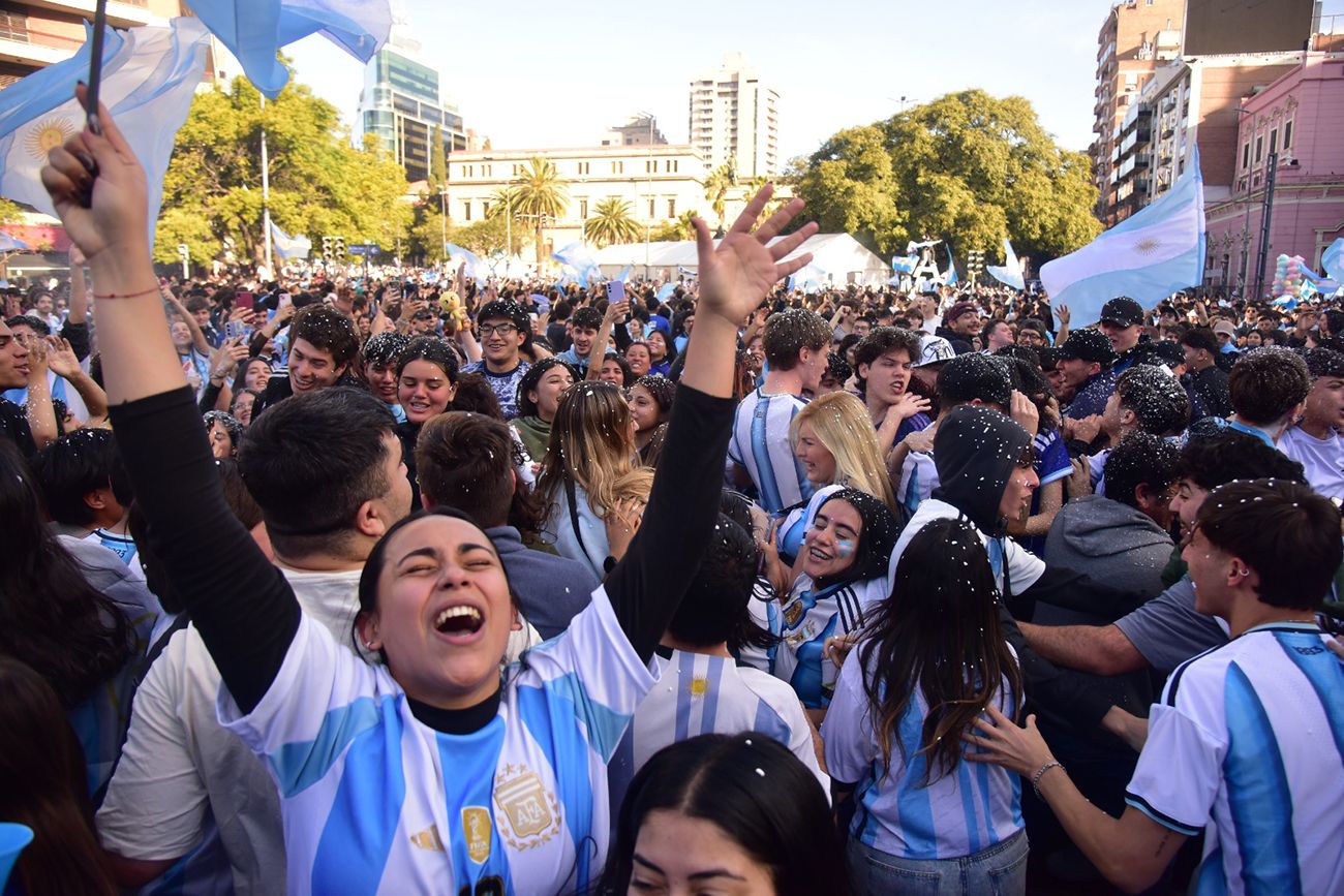 Festejos en el Patio Olmos por el pase de Argentina a cuartos de final del Mundial 2026.