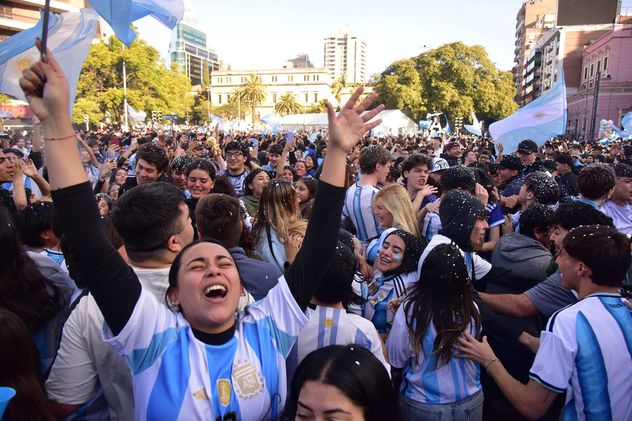 Festejos en el Patio Olmos por el pase de Argentina a cuartos de final del Mundial 2026.