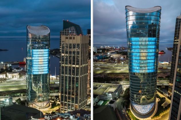 La bandera gigante cubre la superficie de la estructura vidriada que diseñó el reconocido arquitecto tucumano César Pelli.