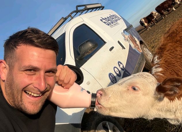 Gastón Britos, el veterinario que se hizo viral, junto a la compañera de sus más vistas historias en redes: la ternera Raquelita.