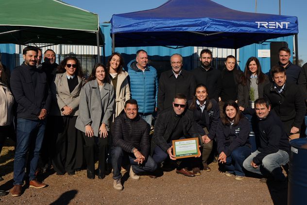 CERTIFICACIÓN. Autoridades provinciales, representantes de 3 C Biogás y de la Bolsa de Cereales de Córdoba, durante la entrega de la certificación de bonos de carbono a la empresa de General Cabrera.