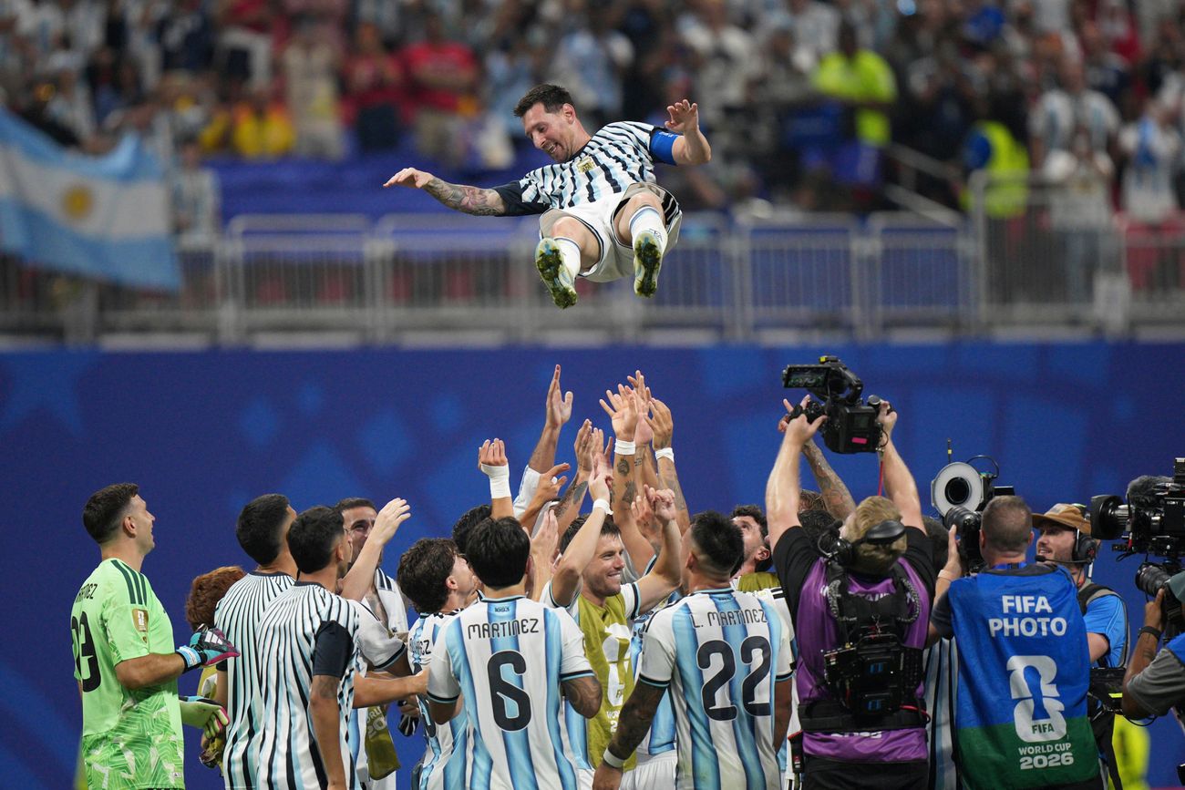 Messi en lo alto. Jugadores cantan La Cuarta Estrella.