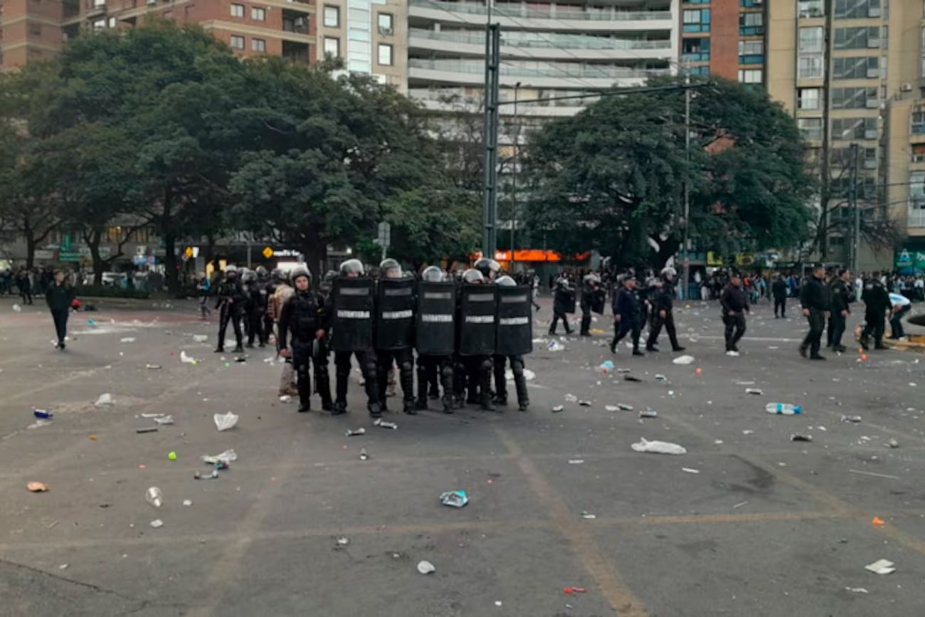 Incidentes frente al Patio Olmos, en Córdoba Capital, tras el triunfo de Argentina ante Egipto.