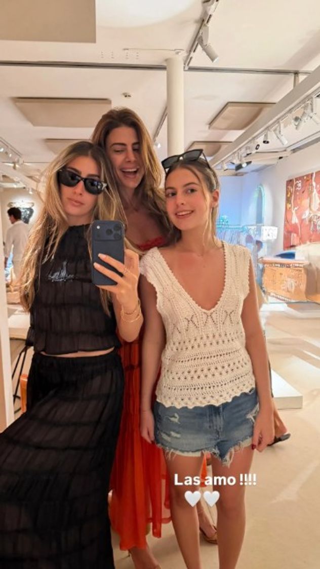 El imponente look de Juliana Awada junto a sus hijas en Saint Tropez.