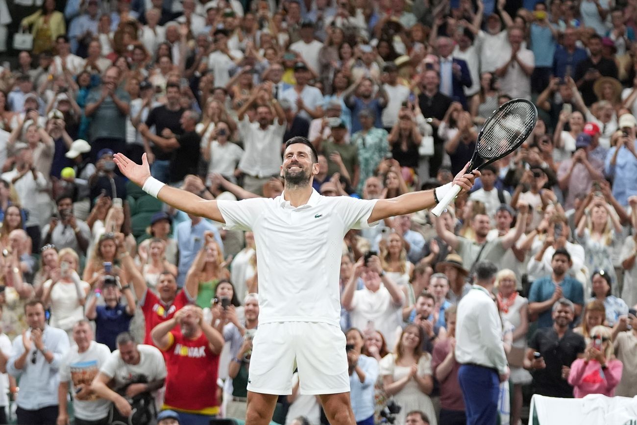 Noval Djokovic alcanzó su octava semifinal consecutiva en Wimbledon, un récord, superando a Roger Federer. (AP)