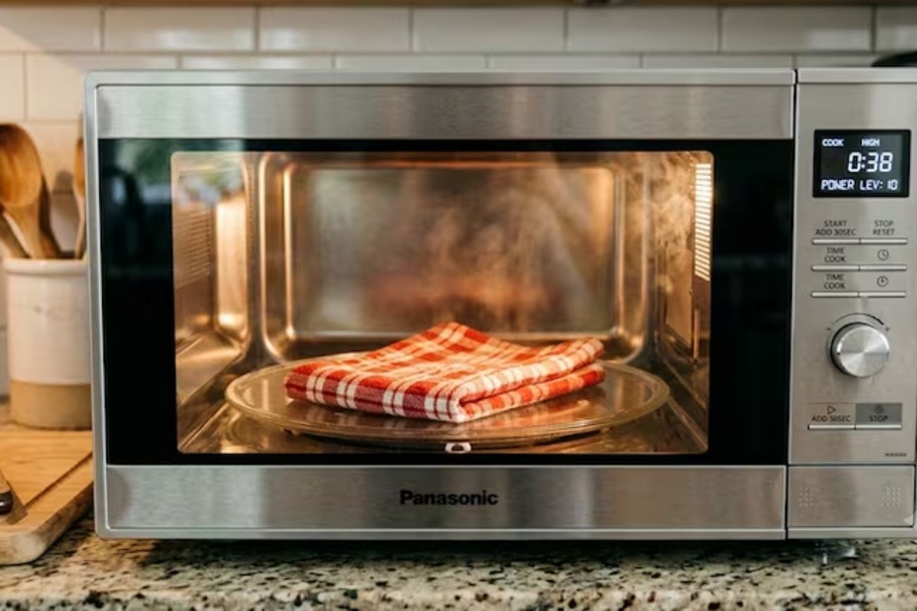 Ni lavandina ni vinagre: el método casero para desinfectar los trapos de cocina con el microondas.