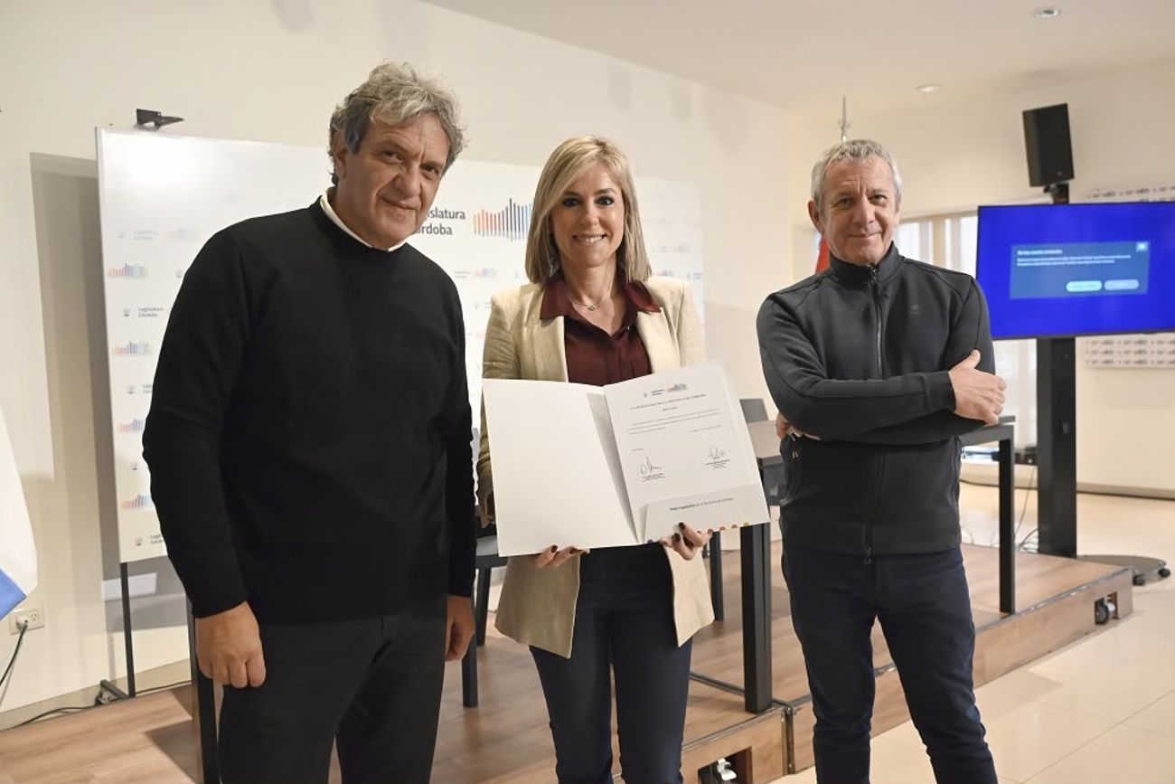 Alejandra Ferrero junto a los músicos Mingui (izquierda) y Juan Carlos Ingaramo (derecha).