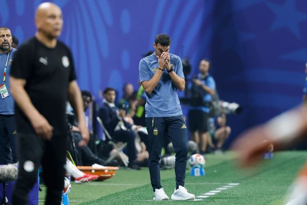Lionel Scaloni durante el partido entre Argentina y Egipto por el Mundial.