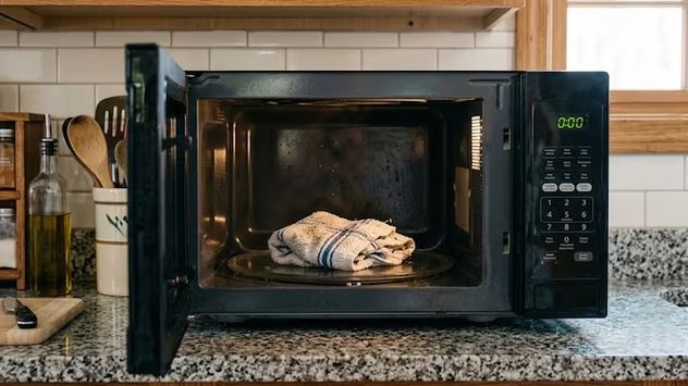 Ni lavandina ni vinagre: el método casero para desinfectar los trapos de cocina con el microondas.