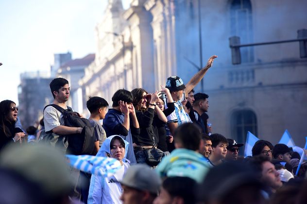 Festejos en el Patio Olmos por el pase de Argentina a cuartos de final del Mundial 2026.