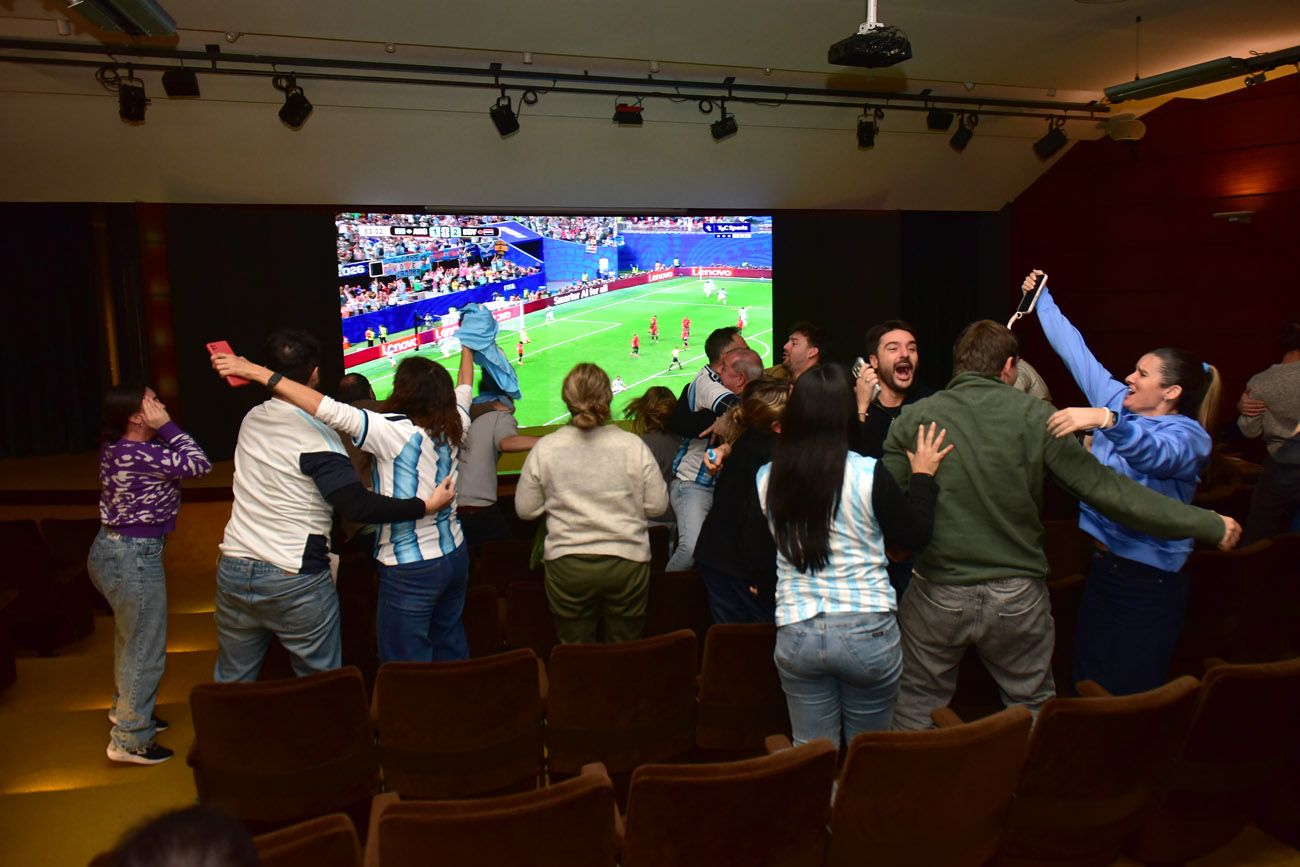 La redacción de La Voz vivió el partido de Argentina contra Egipto en el auditorio Carlos Ortiz. (Nicolás Bravo / La Voz)
