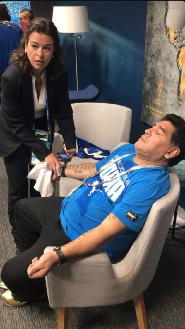 Diego Maradona mientras le toman la tensión