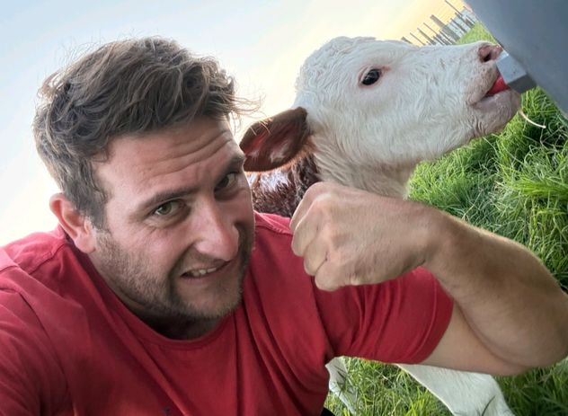 Gastón Britos, el veterinario que se hizo viral, junto a la compañera de sus más vistas historias en redes: la ternera Raquelita.