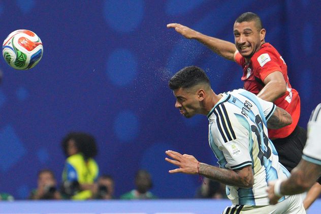 Cristian Romero (13), de Argentina, anota el primer gol de su equipo durante el partido de octavos de final del Mundial entre Argentina y Egipto en Atlanta.