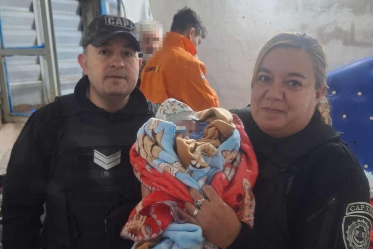 Córdoba: una operadora del 911 y policías asistieron un parto de urgencia en barrio San Lucas. (Policía de Córdoba)