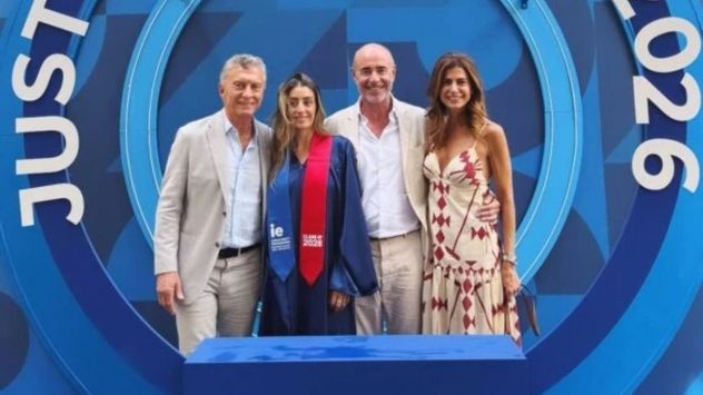 Valentina Barbier recibió su diploma acompañada por Juliana Awada, Mauricio Macri, Bruno Barbier y su hermana menor, Antonia Macri.