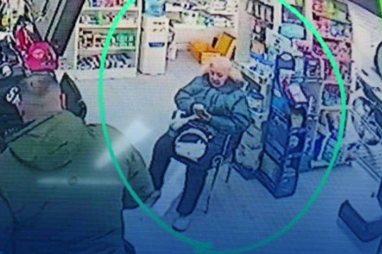 Entró a una farmacia y los empleados le pidieron que se quede.