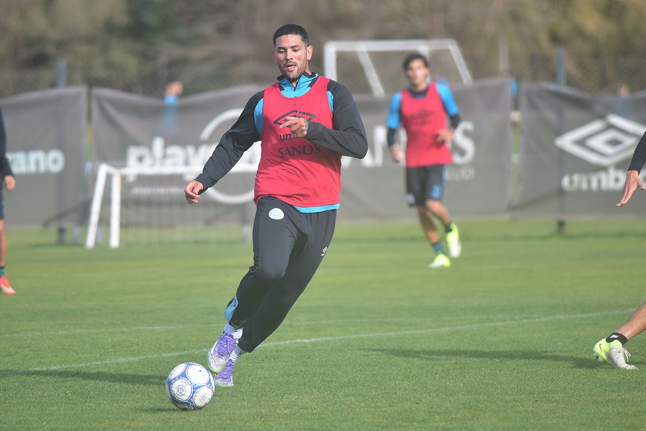 Lucas Passerini con echera de titular en el ensayo (Pedro Castillo / La Voz).