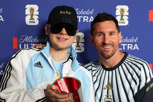 Bizarrap le entregó el premio MVP a "Leo" Messi.