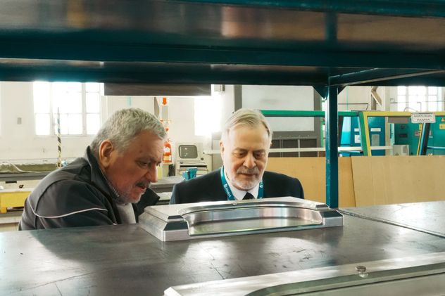 El nuevo presidente de Fadea, el ingeniero Oscar López, en su primera visita a la fábrica en Córdoba.